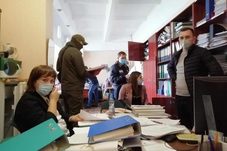 В Довженко-Центр пришли с обысками: полиция изымает документы