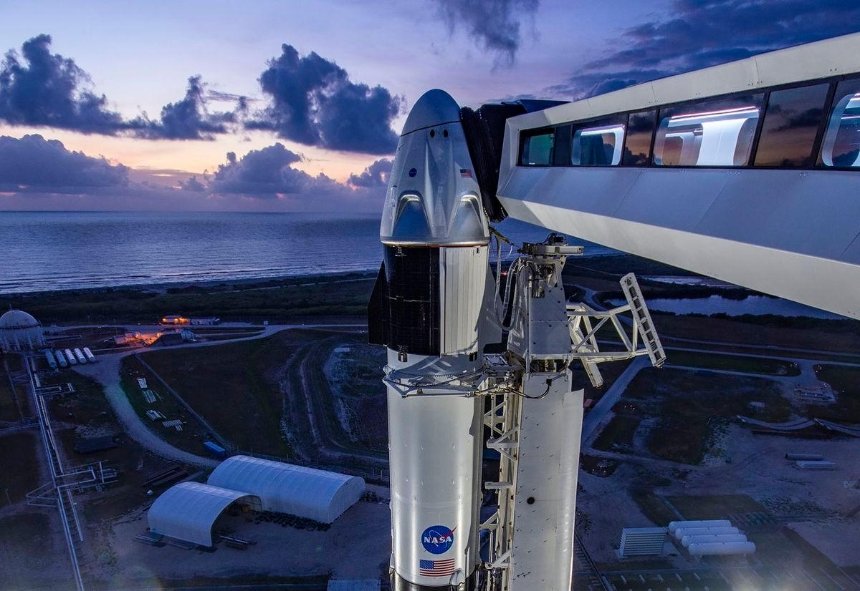 SpaceX и NASA впервые отправят экипаж на МКС: где смотреть запуск