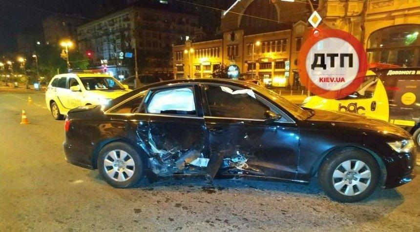 ДТП на Крещатике: столкнулись Audi и авто службы доставки