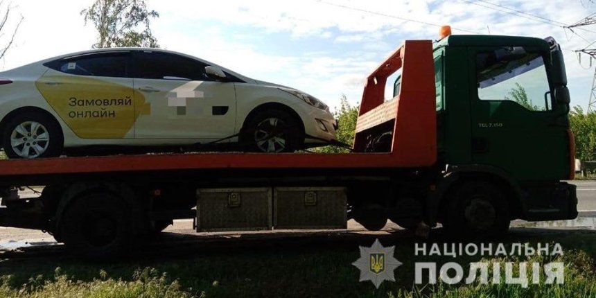 Под Киевом пассажиры угнали такси, чтобы скрыться на нем от своих неприятелей
