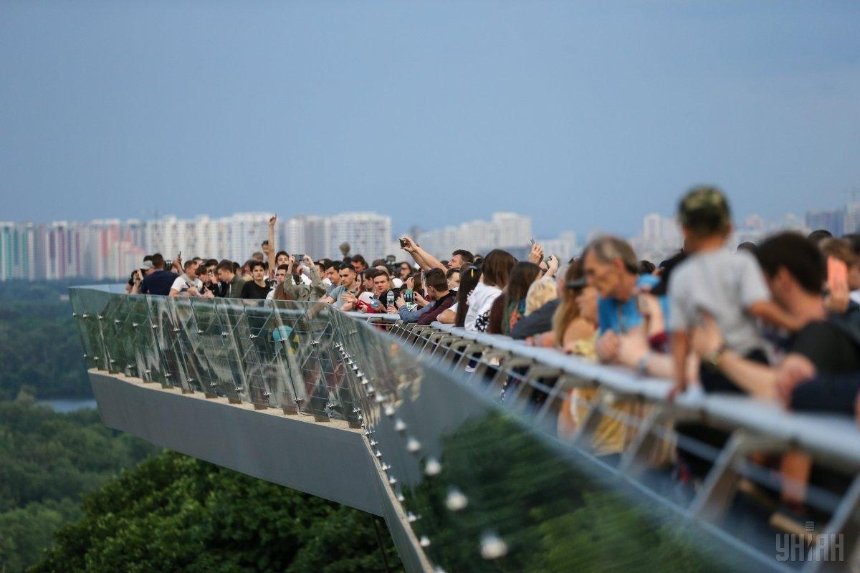 На туристическом «мосту Кличко» снова треснуло стекло