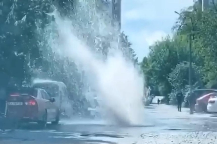 В Соломенском районе из-под земли забил столб воды