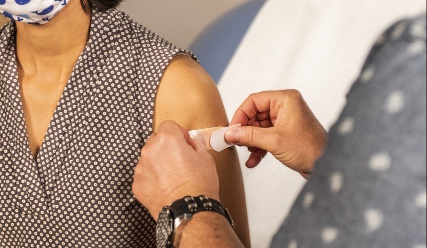 ВОЗ разрешила использовать вакцину Moderna от коронавируса