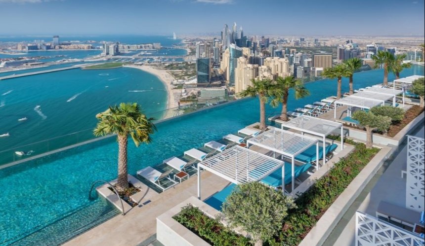 В Дубае открыли самый высокий пейзажный бассейн: как он выглядит