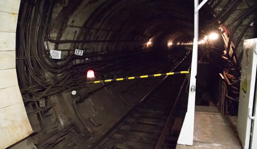 Красная ветка метро частично остановилась — пассажир попал под поезд