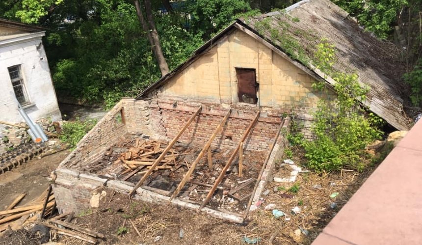 В Шевченковском районе начали разбирать историческое здание и пригнали строительную технику