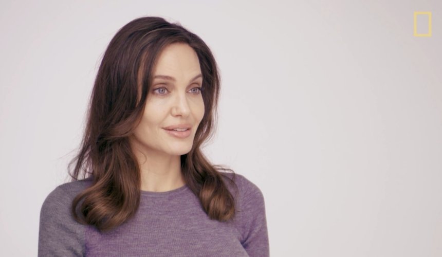 Анджелина Джоли позировала, покрытая пчелами: зачем она это сделала