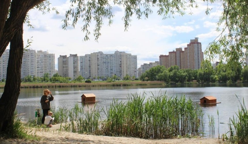 В столице обустраивают фитнес-парк «Озеро Лебединое»: что там уже есть