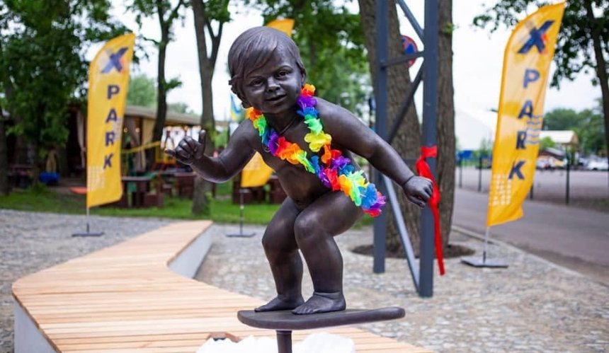 На въезде в парк «Муромец» появилась бронзовая скульптура малыша-серфера