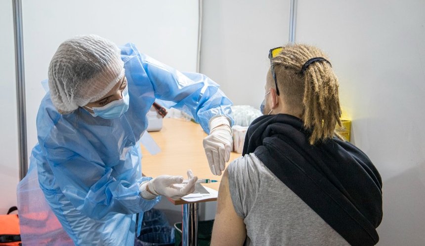 Вакцину от коронавируса получили более миллиона украинцев