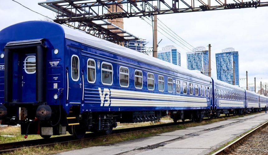 Через обстріли в Україні затримуються десятки поїздів: актуальний графік