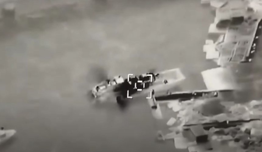 Біля острову Зміїний ЗСУ знищили російский військовий катер: відео