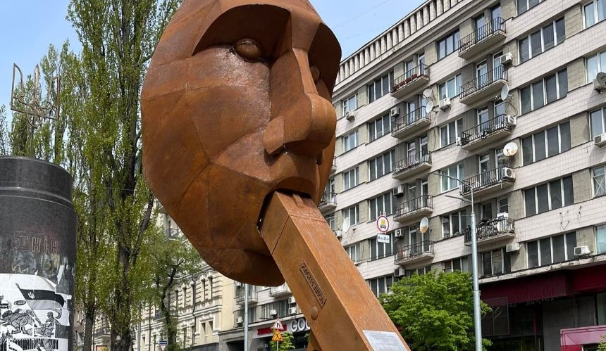 На бульварі Шевченко встановили скульптуру-посилання "Zастрелись"