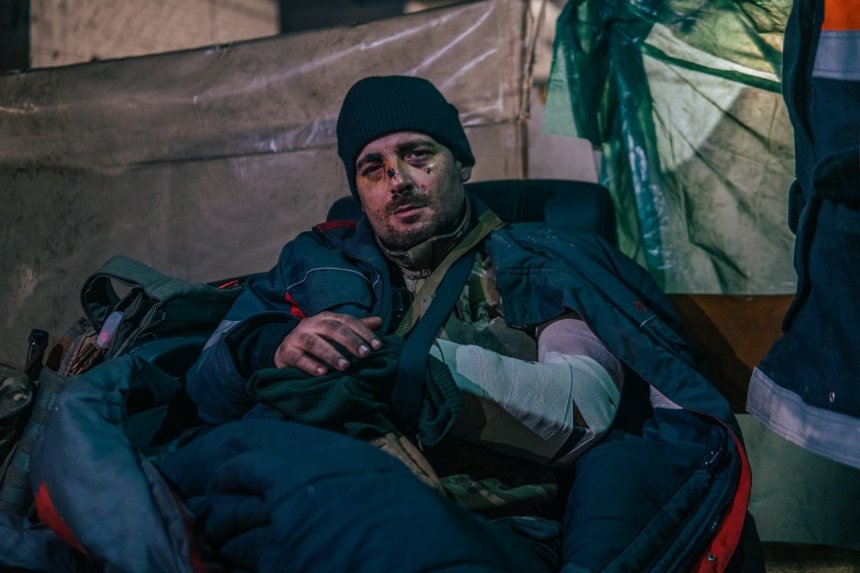 Поранений боєць полку Азов у підвалі заводу Азовсталь