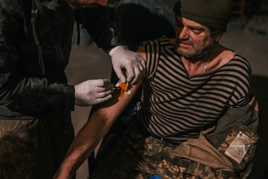 Лікування пораненого бійця полку Азов у підвалах Азовсталі