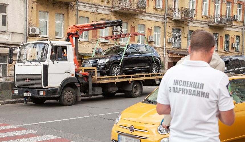 В Києві евакуатори забиратимуть авто порушників ПДР та правил парковки