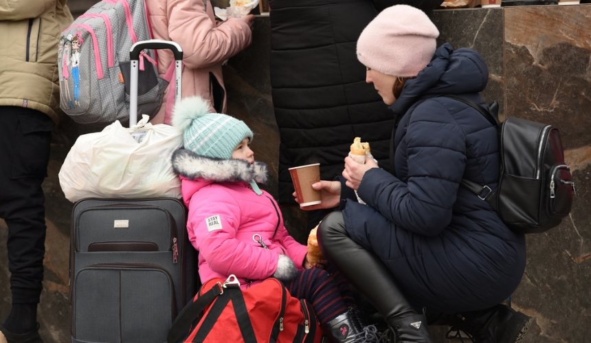 Дівчинка з мамою, які евакуюються через війну в Україні