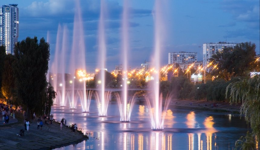Комплекс фонтанів на Русанівській набережній не увімкнуть до кінця травня