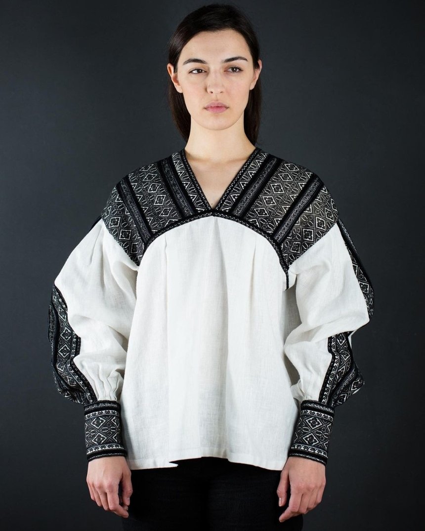 Жіноча вишита блуза від бренду Khrystyna Rachytska