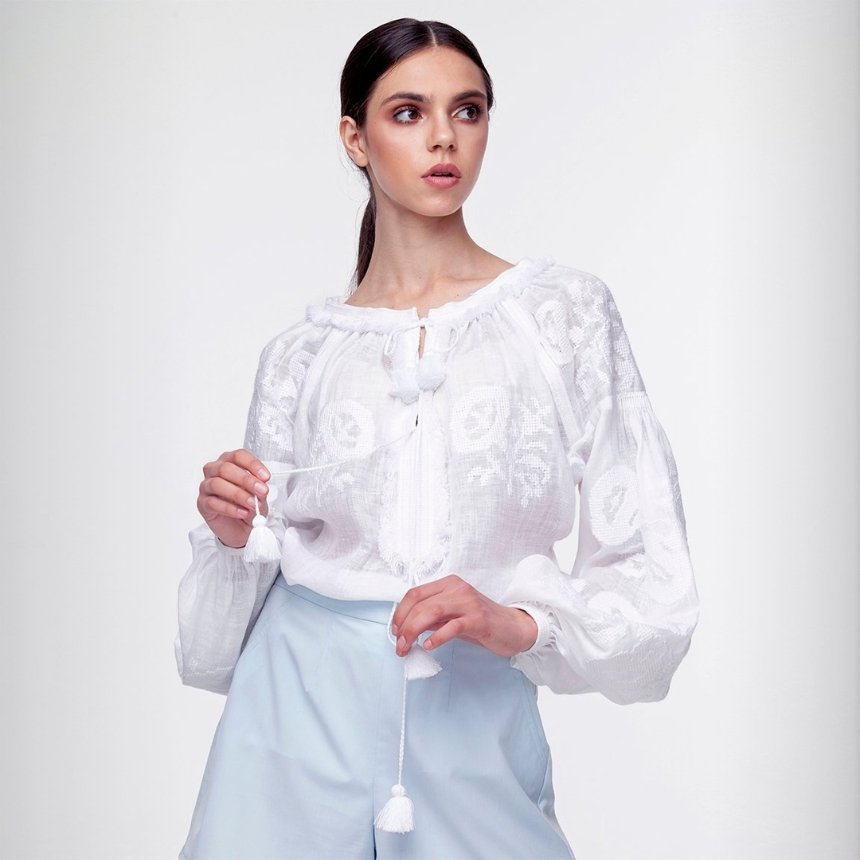 Жіноча вишита блузка біла лілея від бренду Fobarini