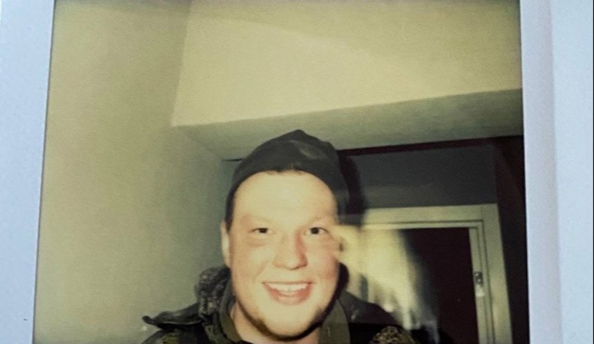 фото окупанта, зроблене на Polaroid у пограбованій квартирі в Ірпені