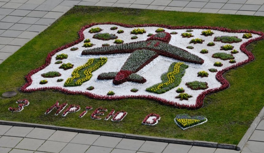 У Києві створили клумбу із зображенням літака Мрія