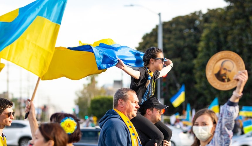 Українці порівняли життя вдома та за кордоном