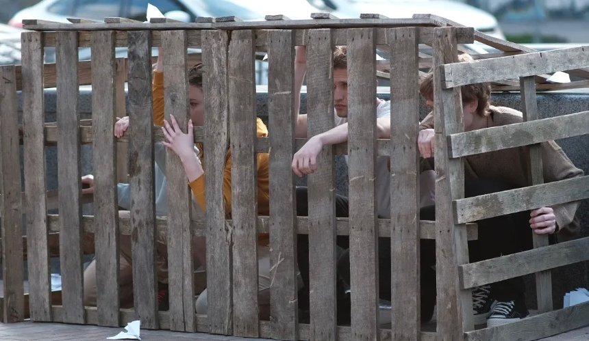 У центрі Києва провели перформанс, присвячений цивільним ув’язненим