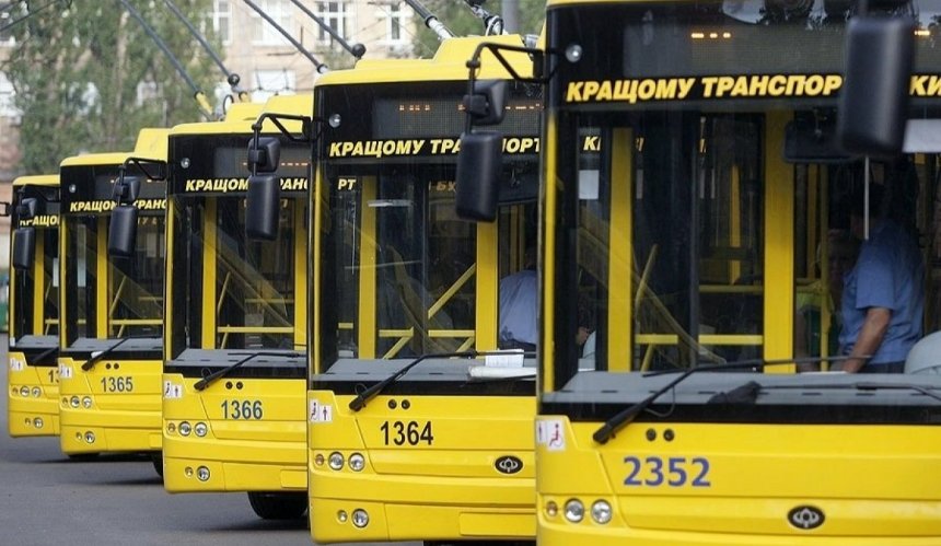 У Києві кількість пасажирів, які користувалися громадським транспортом у 2022 році, зменшилось на 40%: статистика за 6 років.