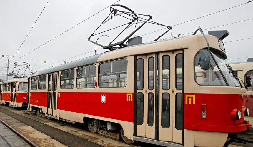 У Києві на Троєщині сьогодні 2 травня трамвай переїхав людину: рух транспорту змінили