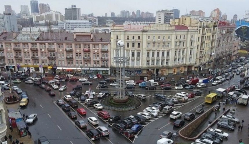 У Києві на площі Українських Героїв (колишня Льва Толстого) планують прибрати конструкцію із футбольним м’ячем
