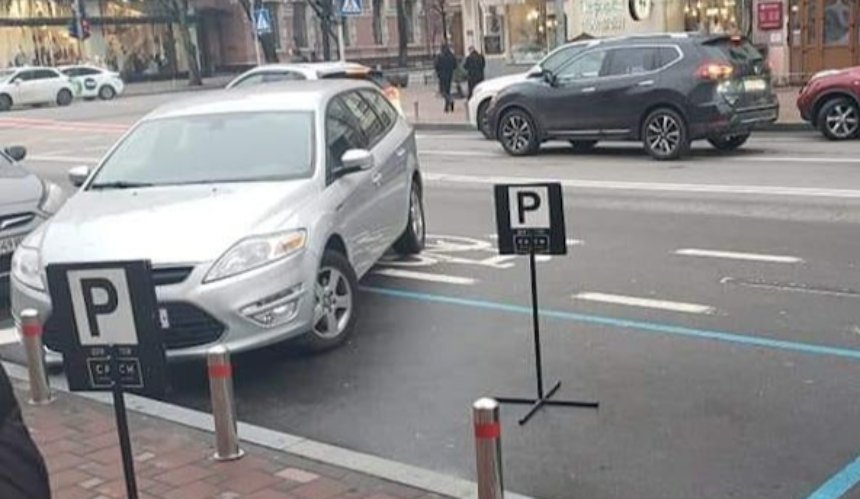 У Києві через прогалини у ПДР паркування на велосмугах формально не заборонене