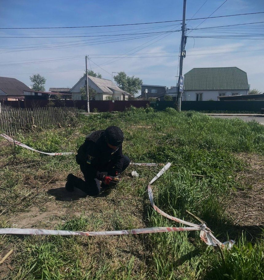 Мешканець Гостомеля косив траву й натрапив на гранату, яка лежала там з часів російської окупації.