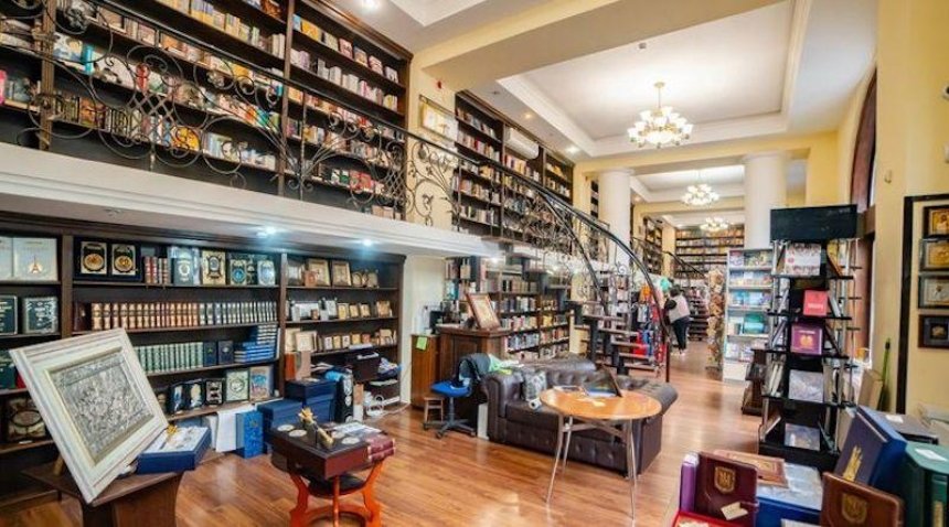 Книгарня і кав’ярня "Сяйво книги" в Києві