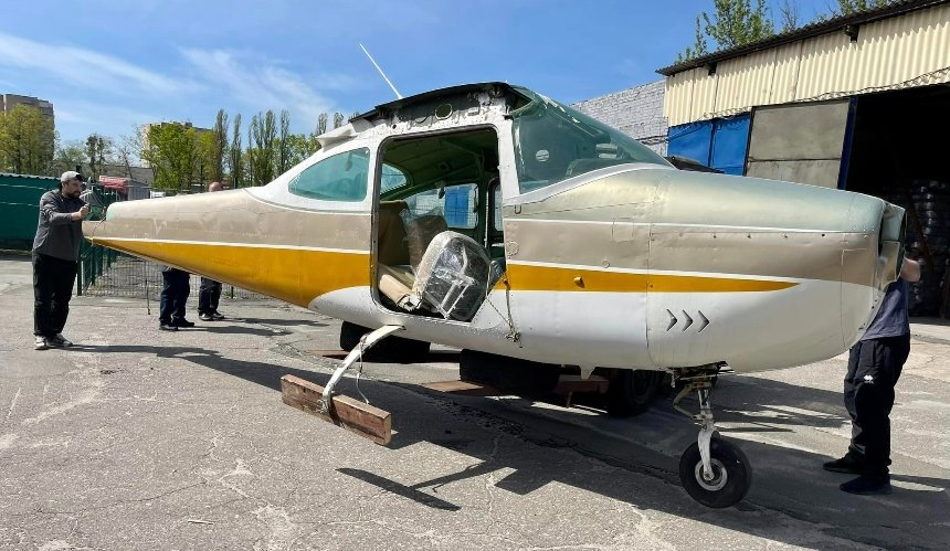 Київські митники викрили спробу нелегального ввезення частин літака Cessna з території Румунії в Україну. Літак вартістю 9 тисяч євро вилучили.