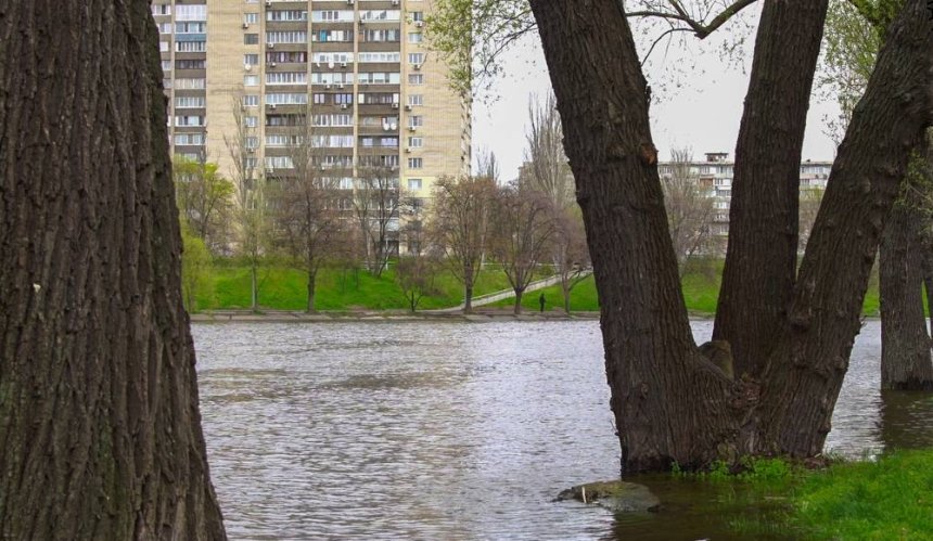 Рівень води в Дніпрі почав падати: яка ситуація з паводком у Києві сьогодні