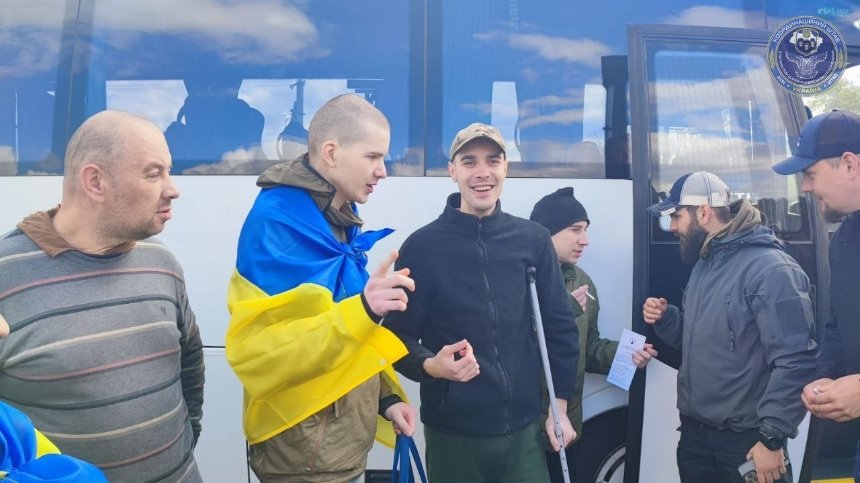Сьогодні, 6 травня, відбувся черговий обмін полоненими. Україна повернула 45 військових, зокрема молоду пару, яка побралася на "Азовсталі".