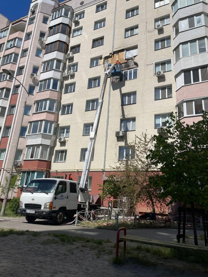 На Київщині, у місті Українка, почали відновлювати багатоповерхівку, в яку на минулому тижні влучив уламок від російської ракети. 