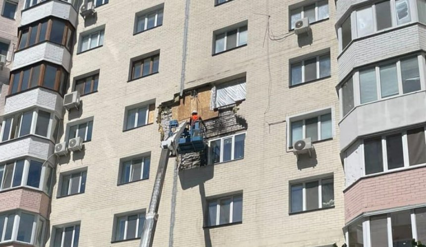 Через падіння уламків російської ракети в місті Українка були зруйновані дві квартири, їх почали відновлювати