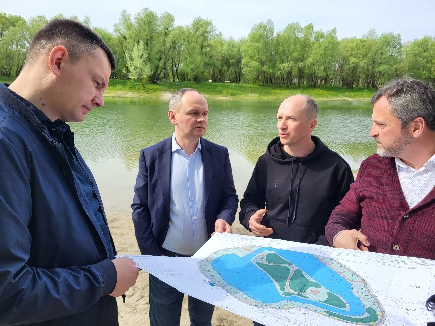 У Подільському районі Києва катастрофічно обміліло озеро Синє. Чому обміліло озеро Синє
