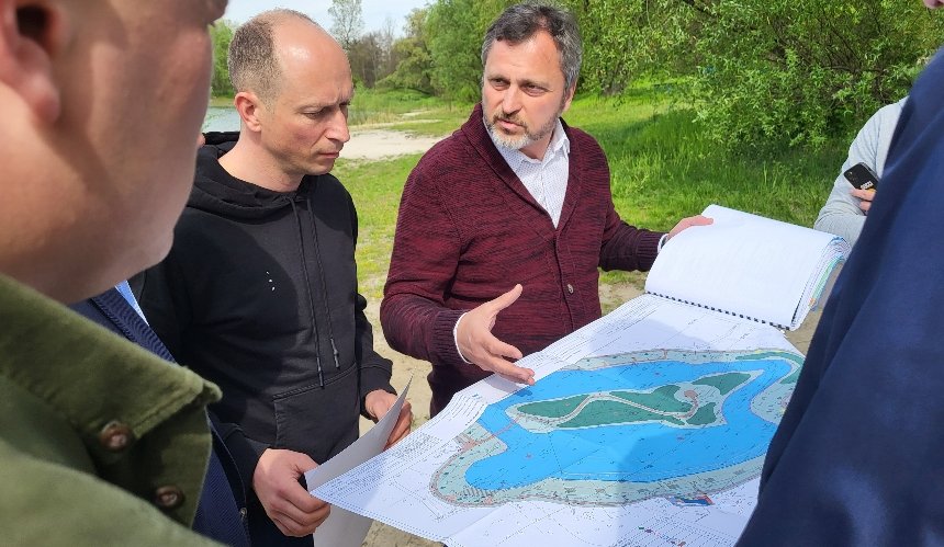У Подільському районі Києва катастрофічно обміліло озеро Синє: як його рятуватимуть