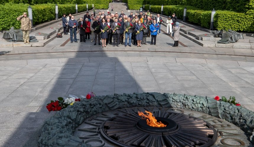 Сьогодні, 8 травня, у парку Вічної Слави відбулись урочистості з нагоди відзначення Дня пам’яті та примирення.