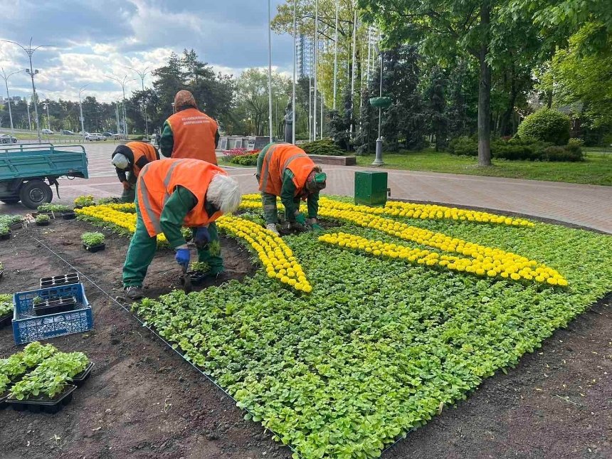 У Києві в парку "Перемога" створили квітник "ЗСУ": фото