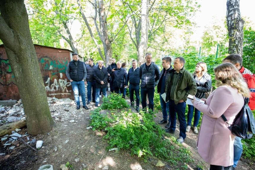 Біля кінотеатру "Тампере" в Києві комунальники приберуть незаконні будівлі й гаражі