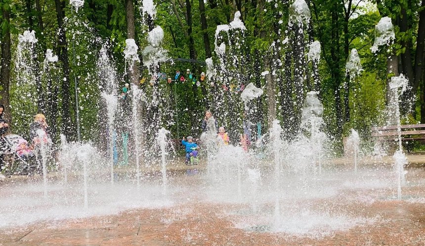 У Сирецькому парку увімкнули фонтан: графік роботи