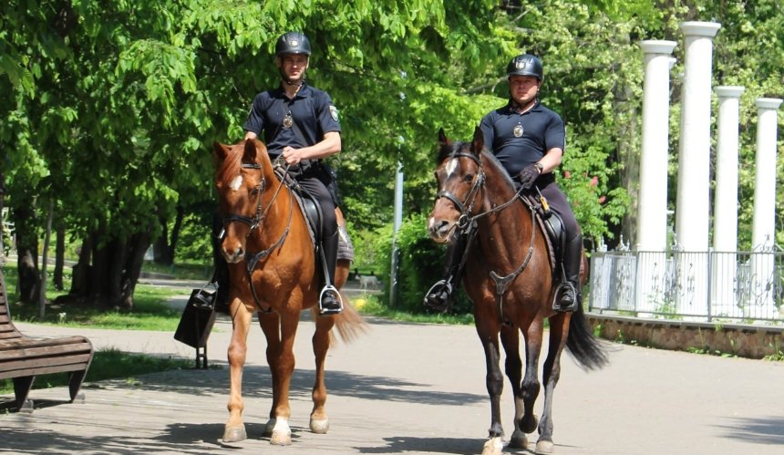 На вулицях Києва запрацювали поліцейські велопатрулі і кавалерія