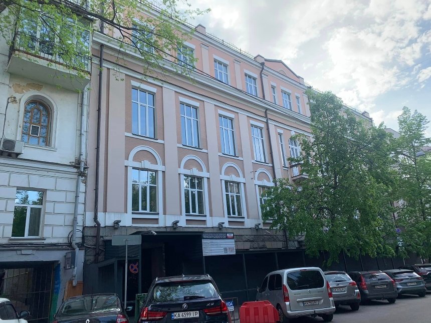 У центрі Києва, на Рейтарській,37 будівельна компанія НЕСТ зносить 130-річний флігель під виглядом реставрації.