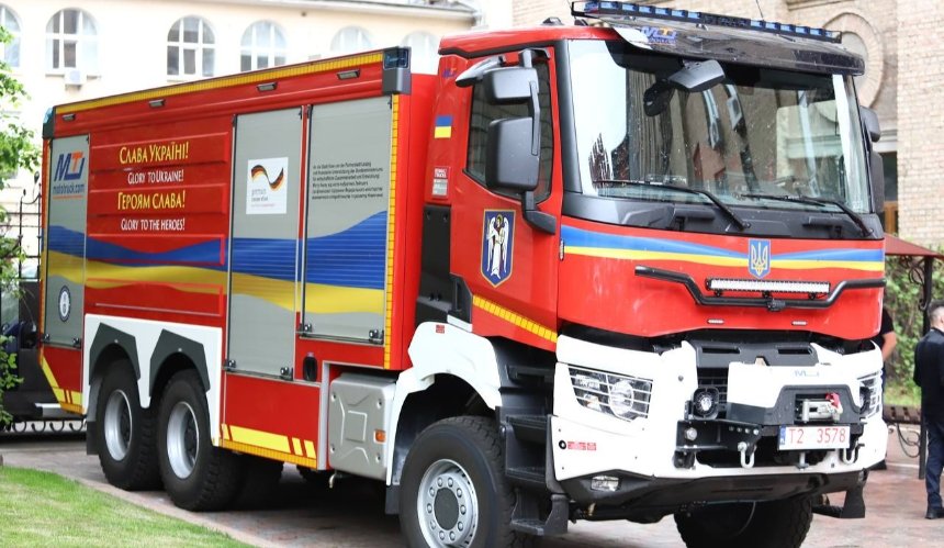 Київ отримав новий найсучасніший пожежний автомобіль: фото 
