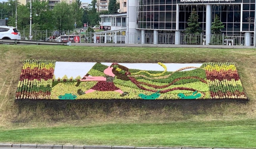 У Дніпровському районі створили найбільший квітник на лівому березі: фото