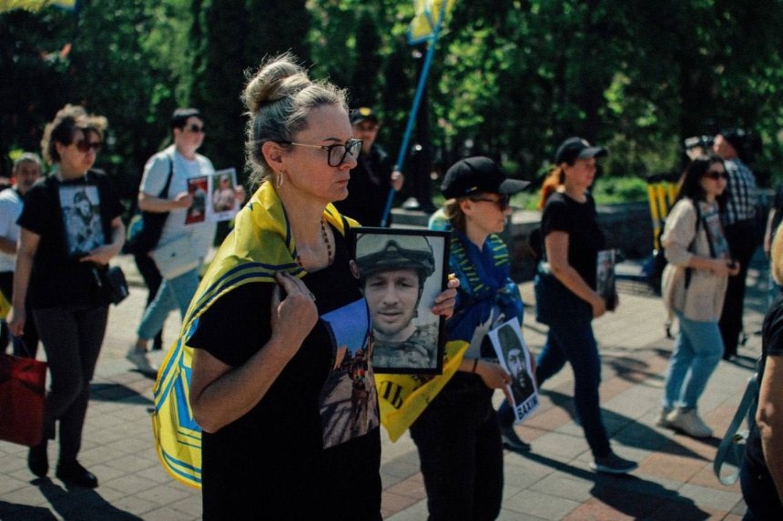 У Києві пройшла хода "Чекаємо додому героїв Маріуполя"